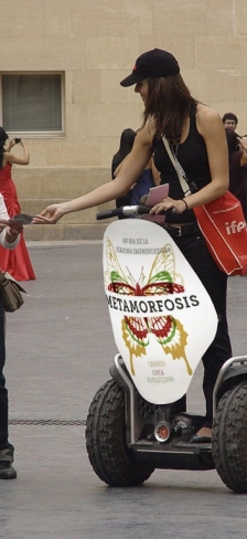 Opération de street marketing sur Segway avec support publicitaire personnalisé.