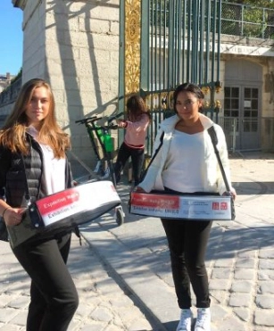Opération d’affichage ambulant avec des sacs visuels portés par des hôtesses.