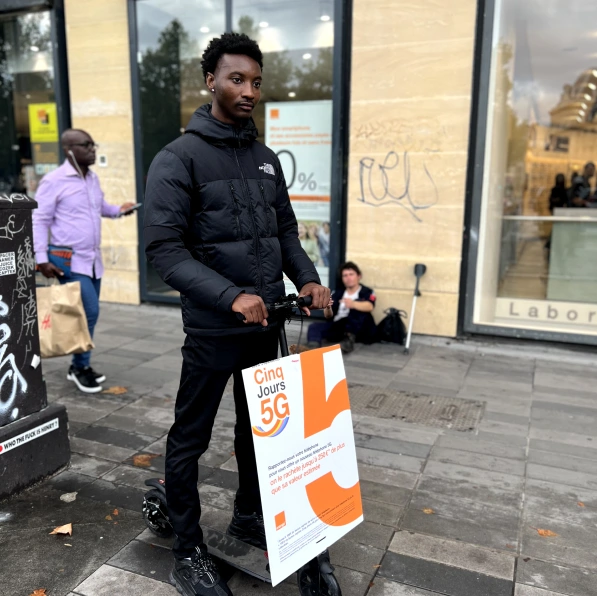 Promotion mobile d'une offre 5G à l’aide d’une trottinette en centre urbain.