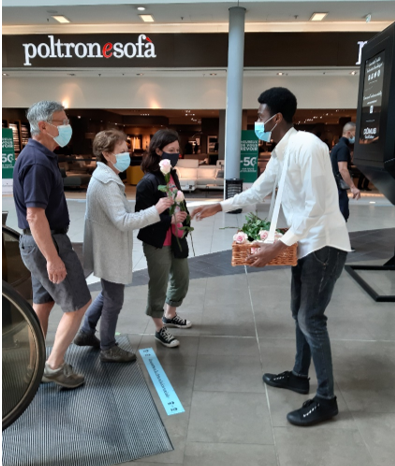 uN HOMME DISTRIBUE DES TRACTS 0 LA MAIN 0 D4AUTRES PERSONNES POUR GASTON dIFFUSION