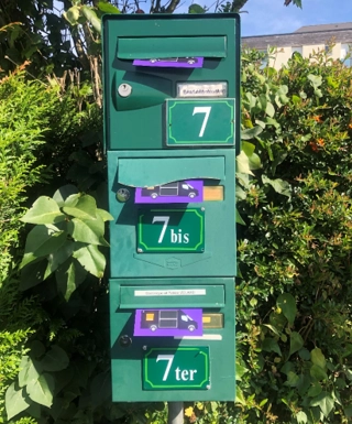Dépôt de flyers dans des boîtes aux lettres individuelles pour une communication de proximité.