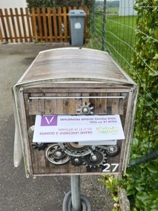Dépôt de flyers personnalisé dans des boîtes individuelles pour un ciblage ultra-localisé.
