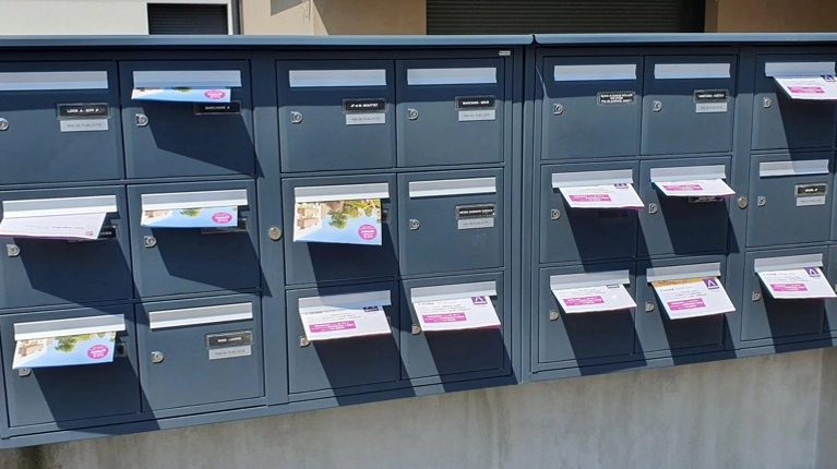 Distribution ciblée en boîte aux lettres dans une résidence récente par Gaston Diffusion.