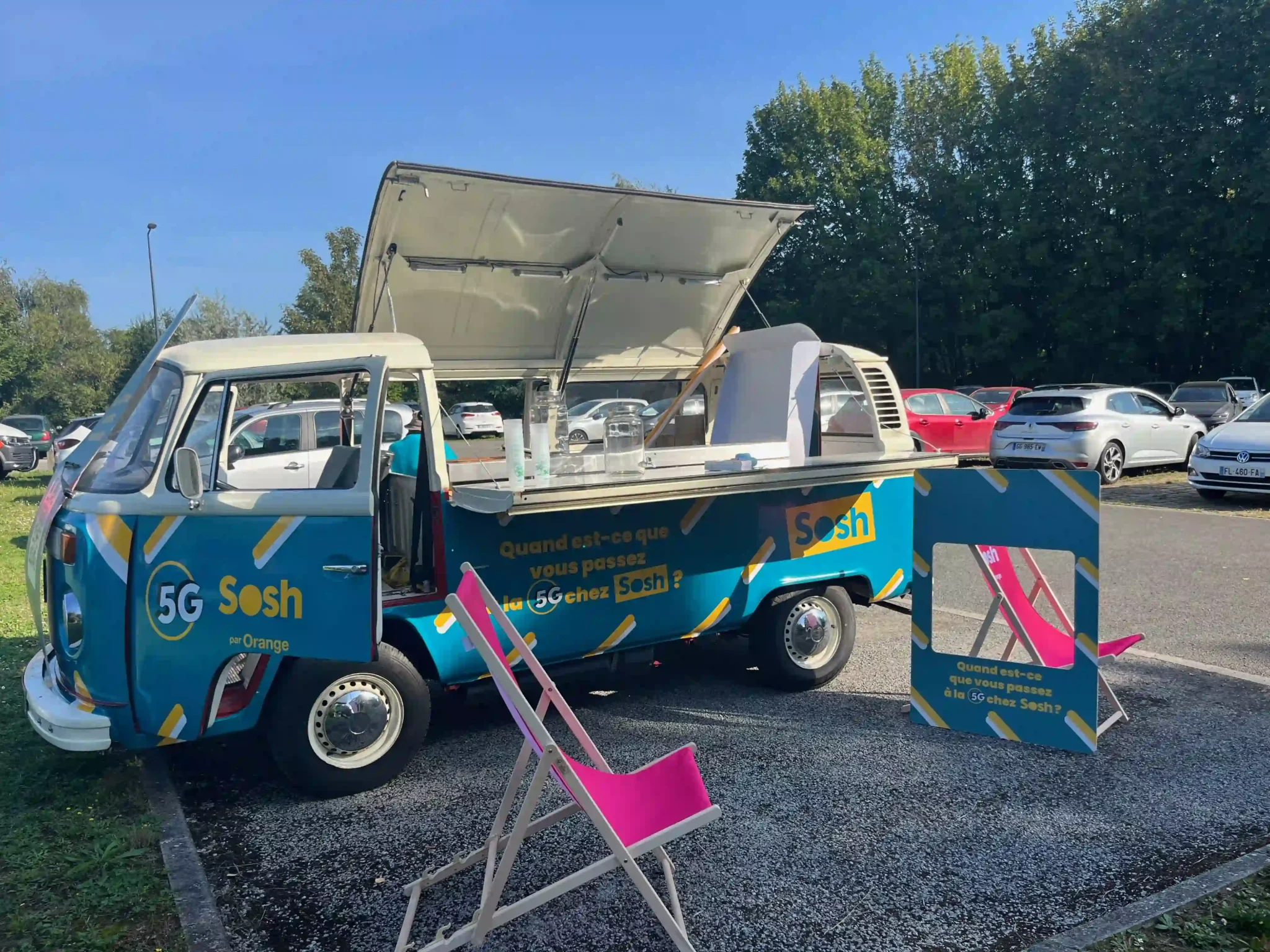 Van promotionnel Sosh équipé pour une animation événementielle en extérieur.