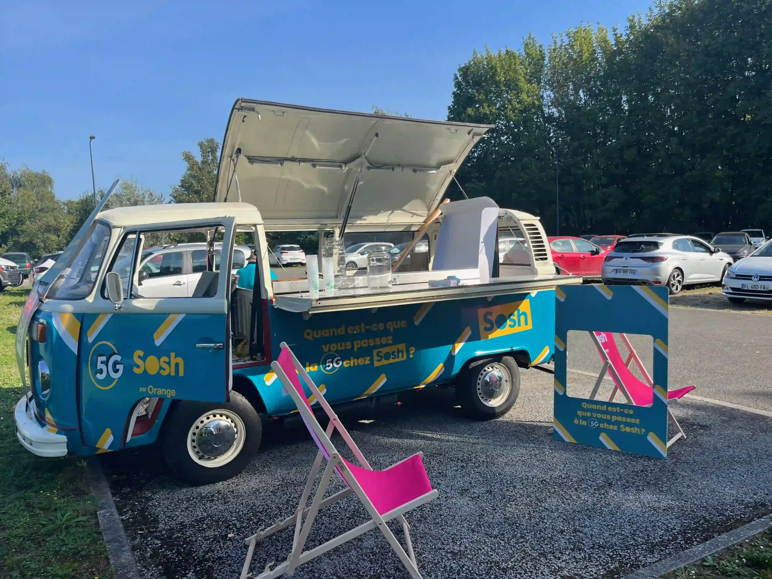 Gaston Diffusion déploie un van brandé Sosh pour une animation 5G conviviale et visible.