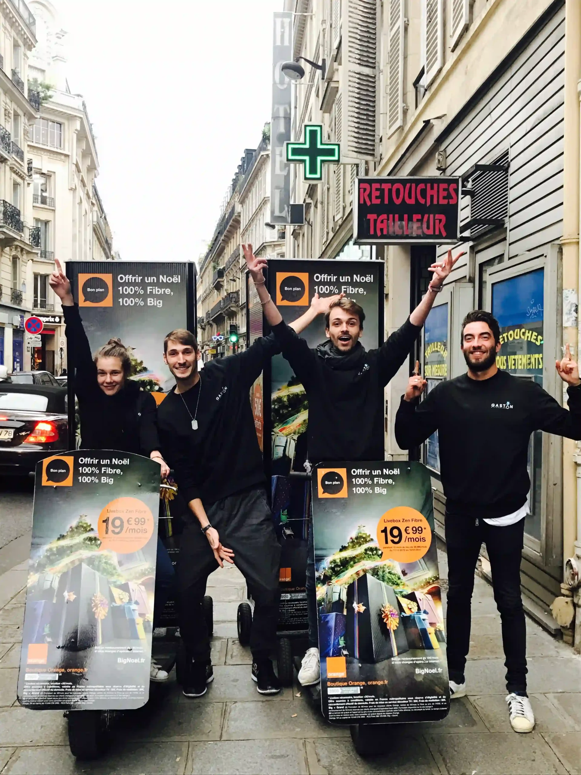 Opération de street marketing réalisée par Gaston Diffusion dans un centre-ville, avec animateurs souriants en tenue de marque.