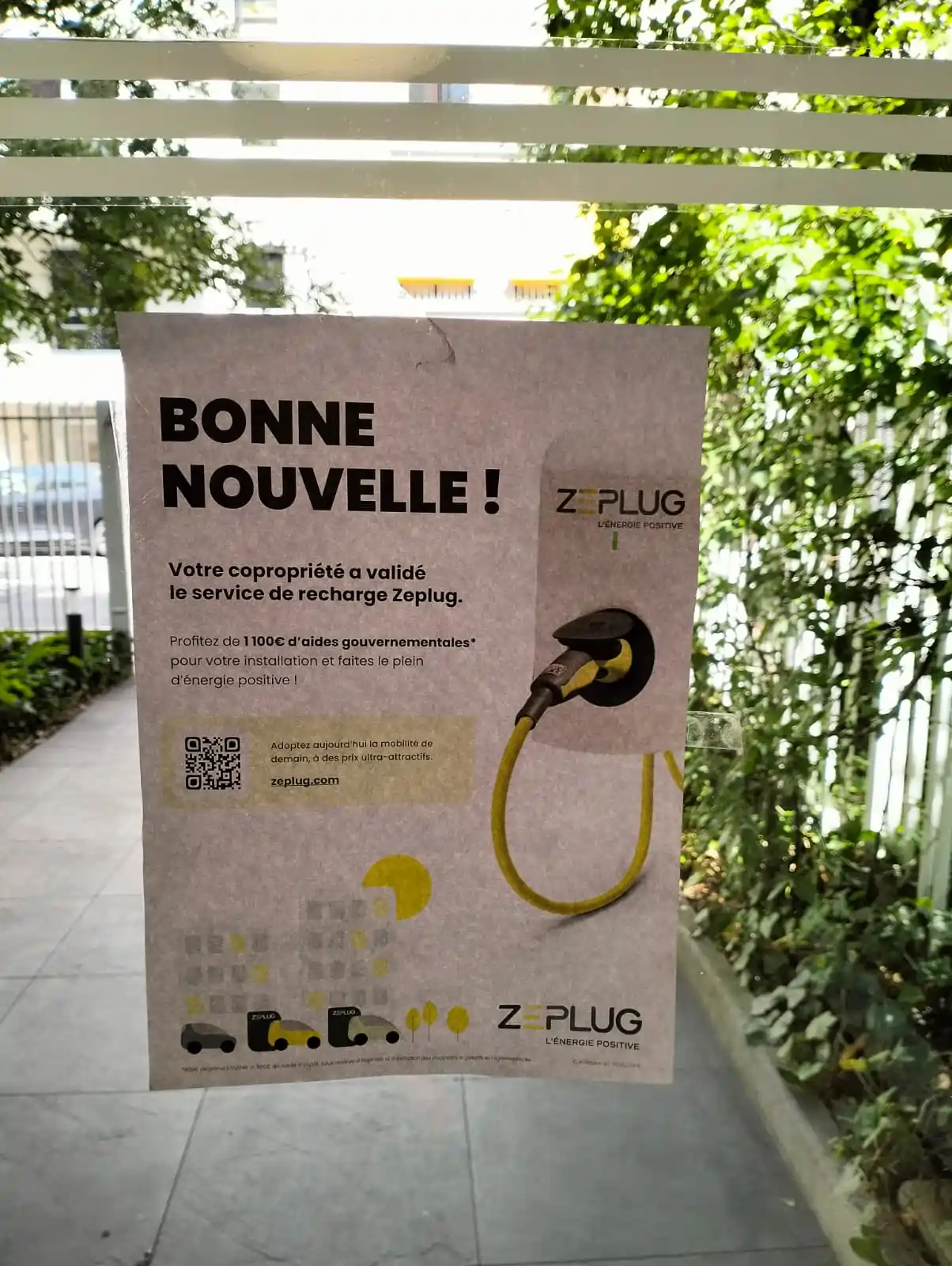 Service d’affichage sur vitrages d’immeubles ou de commerces : touchez directement votre cible sur leurs trajets quotidiens.