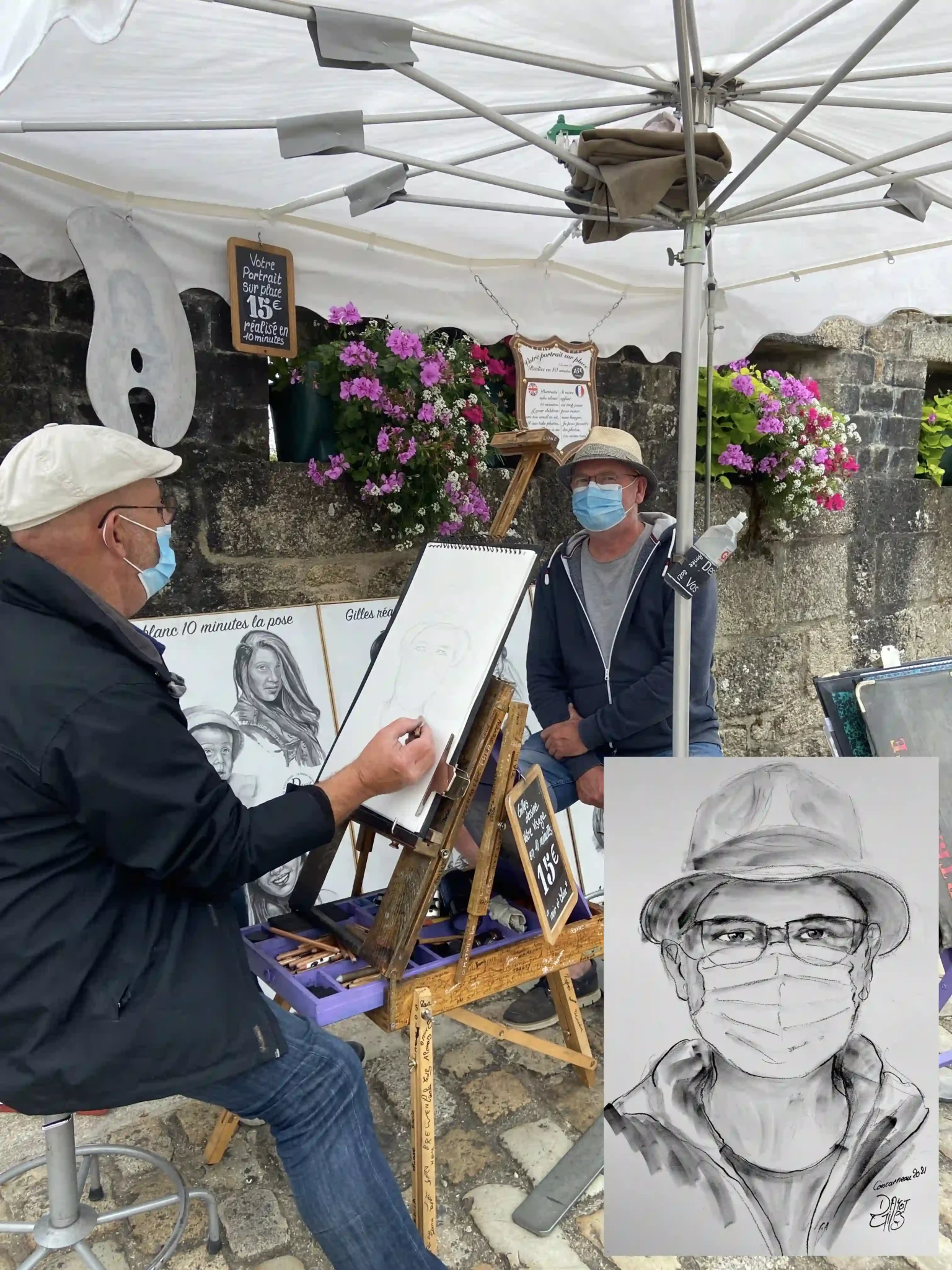 Portraitiste réalisant un dessin en direct lors d’une animation artistique en plein air.
