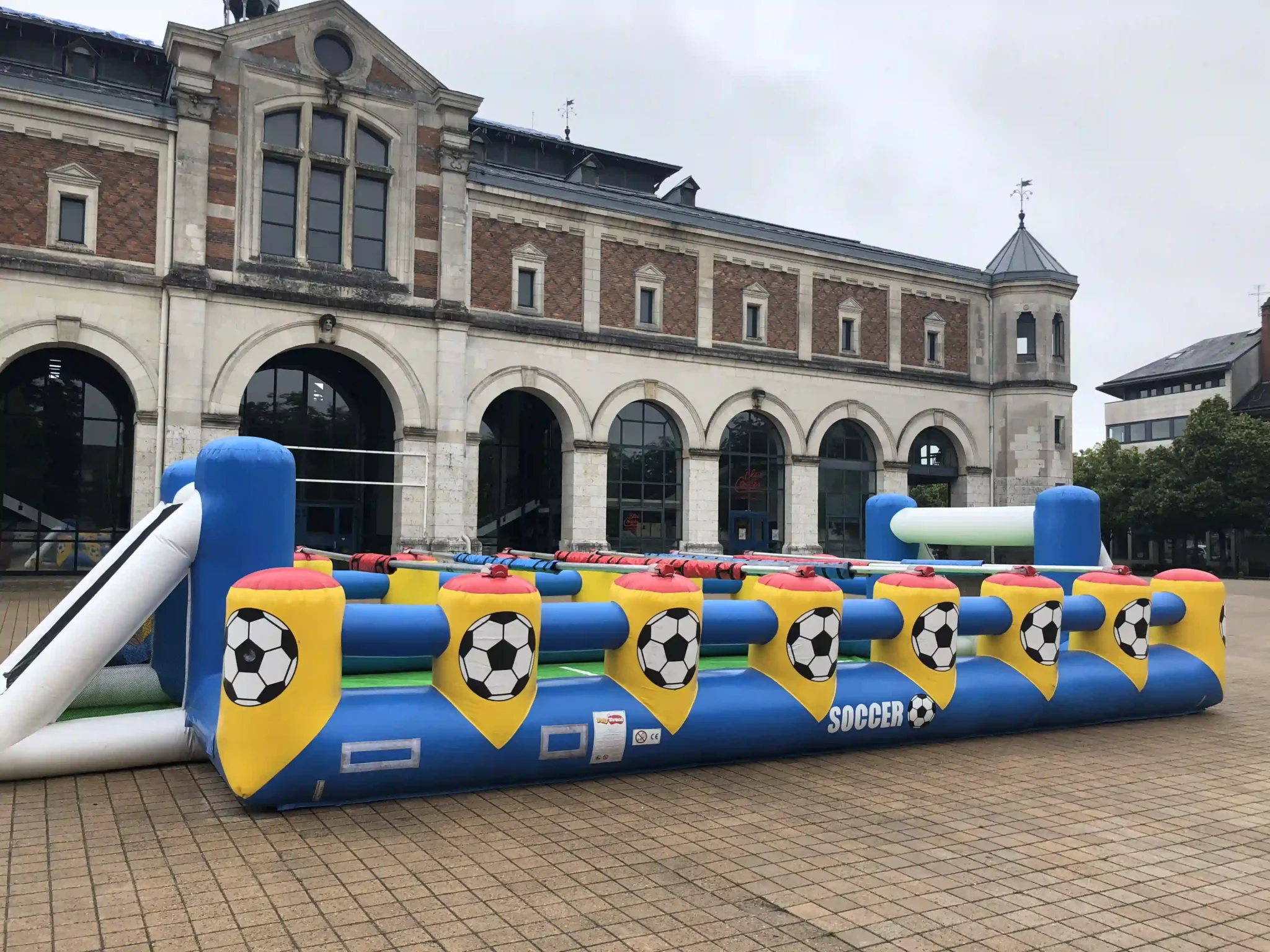 Baby-foot humain gonflable installé en extérieur pour un atelier sportif Gaston Diffusion.