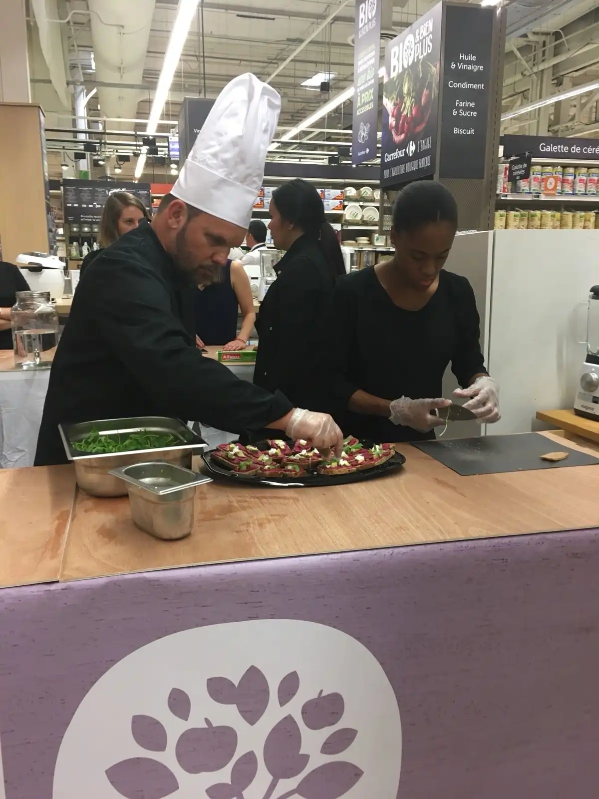 Atelier culinaire animé par Gaston Diffusion au sein d’un magasin pour créer du lien et de l’engagement client.