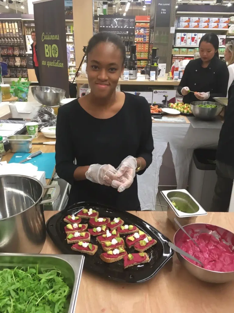 Atelier culinaire en magasin avec dégustation de toasts colorés.