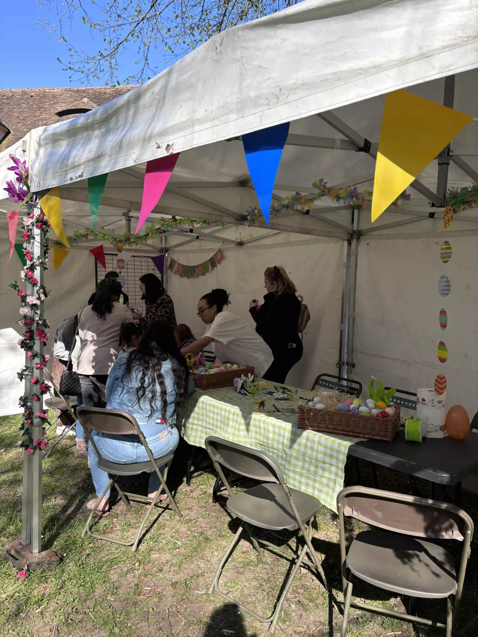 Atelier créatif en plein air sous chapiteau, animé par Gaston Diffusion.