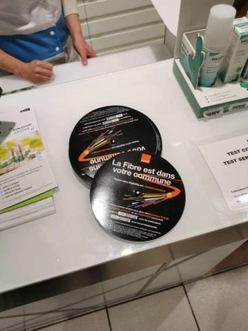 Dépôt de supports publicitaires directement sur les comptoirs pour une visibilité maximale auprès des clients.
