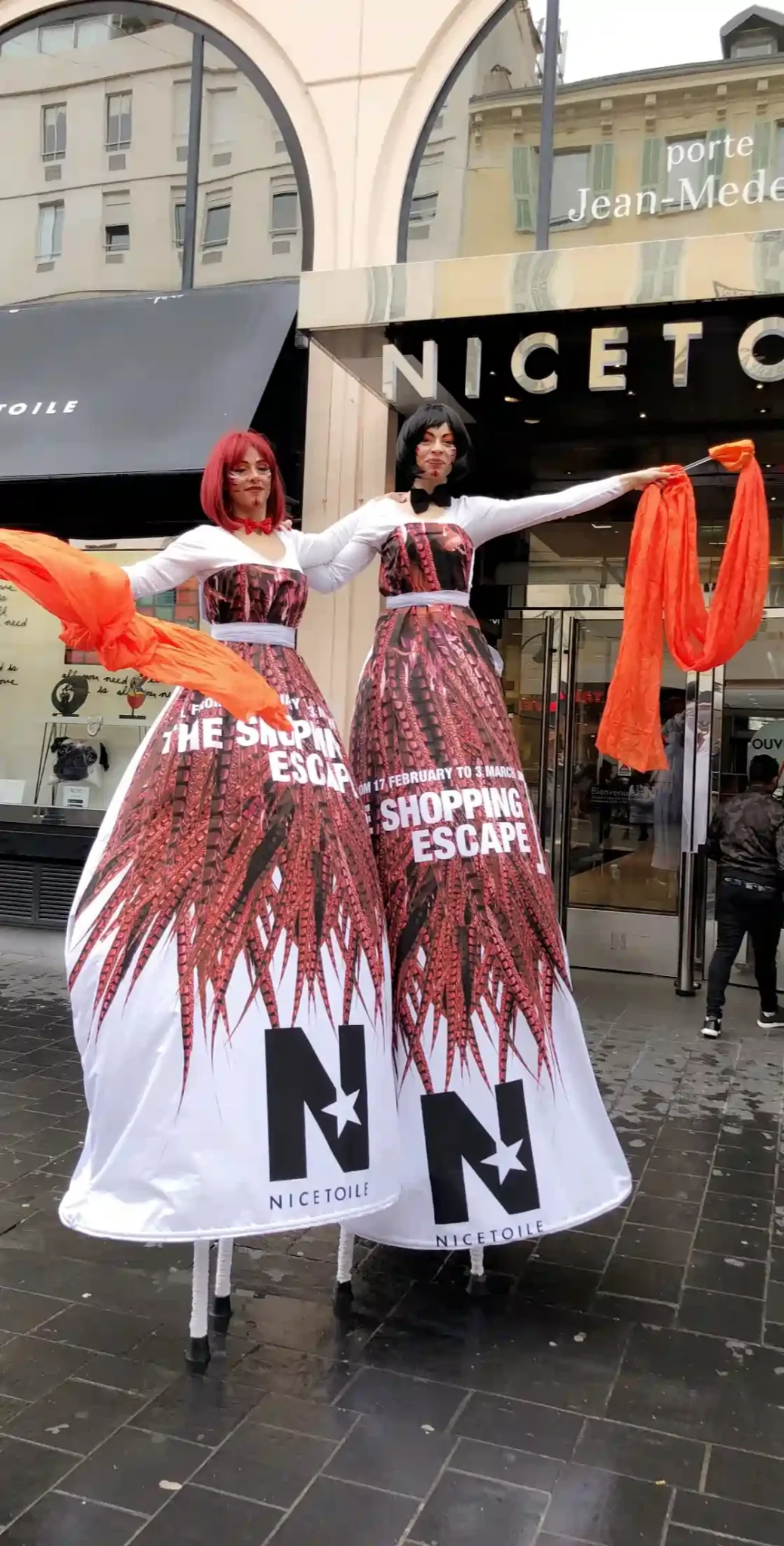 Artistes échassiers costumés lors d’une animation de rue organisée par Gaston Diffusion.