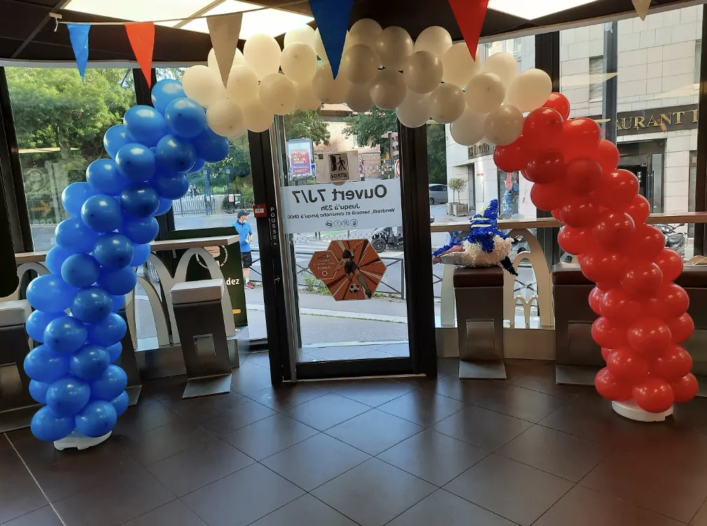 Arche de ballons décorative pour un événement en intérieur.