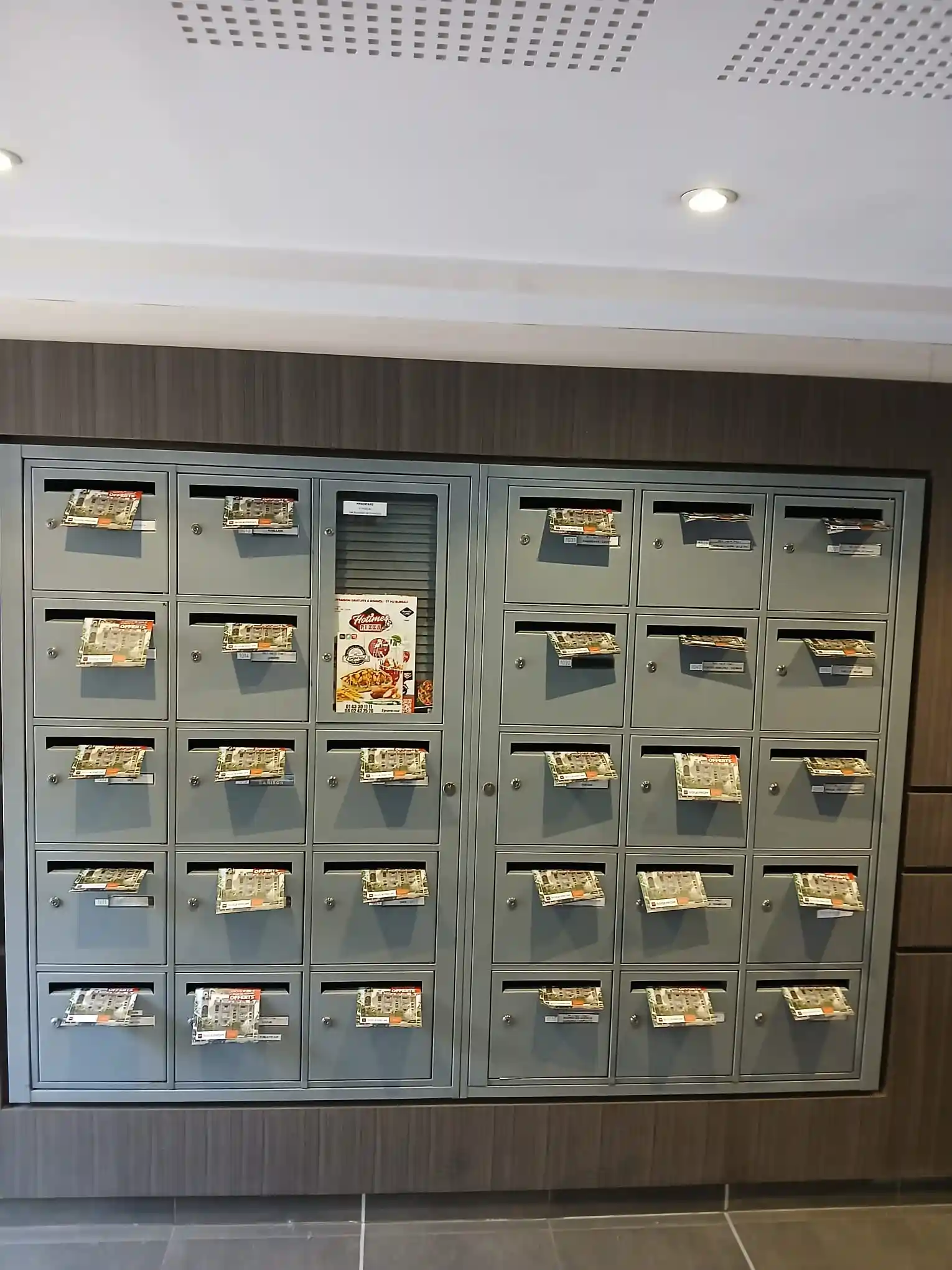 Distribution ciblée de flyers dans les boîtes aux lettres d’une résidence, assurant que chaque foyer reçoive votre message.