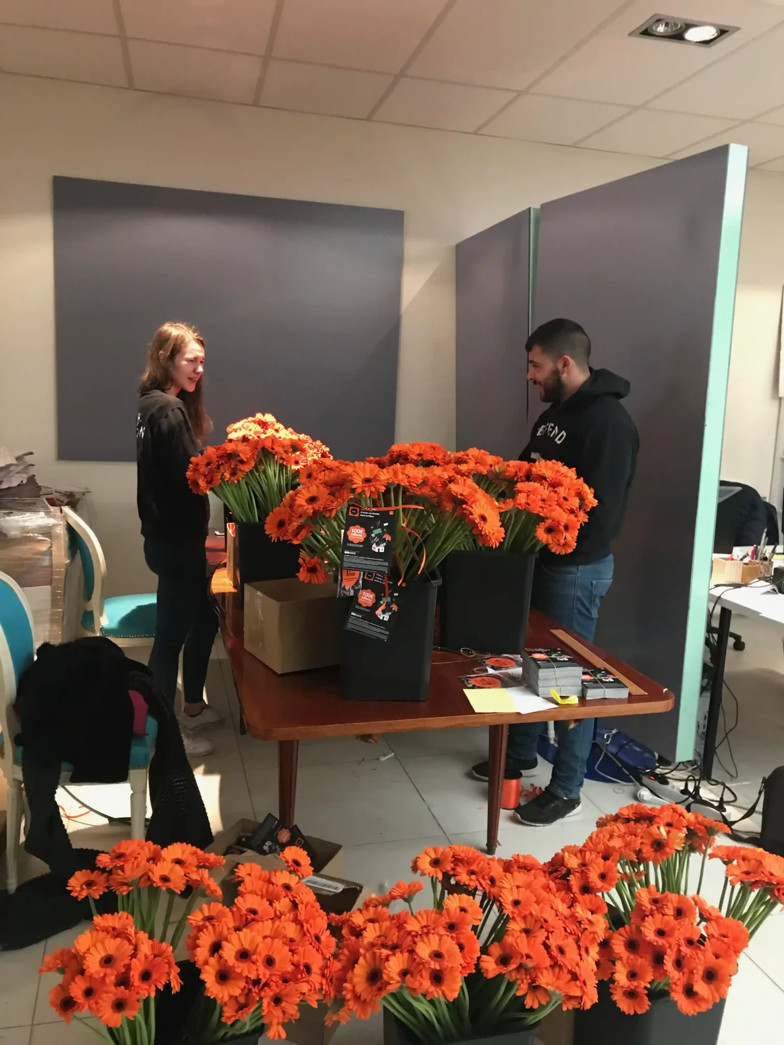 Préparation de décor floral événementiel par l’équipe Gaston Diffusion