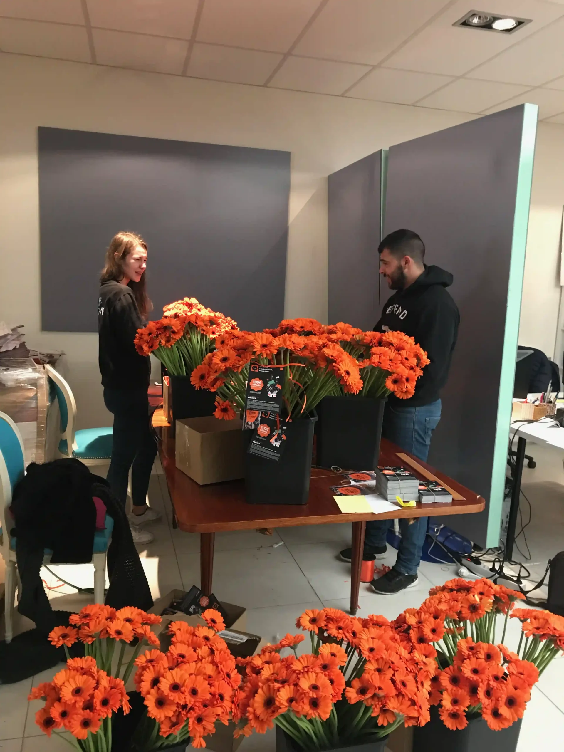 Confection de décorations florales pour un événement.