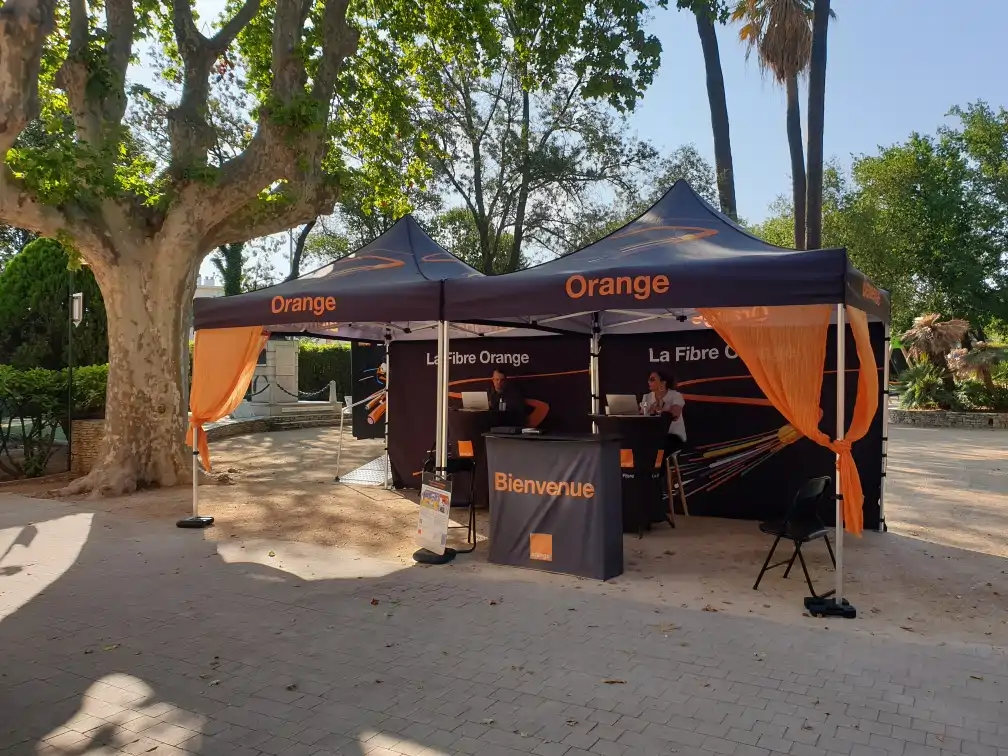 Montage et habillage de stand événementiel pour marque partenaire.