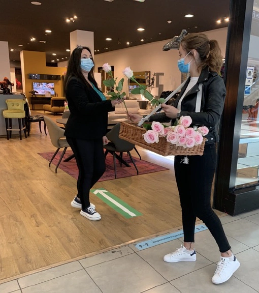 Campagne d'activation terrain avec distribution de roses en centre commercial - exemple concret d'expérience sensorielle qui marque les esprits pendant la période de rentrée