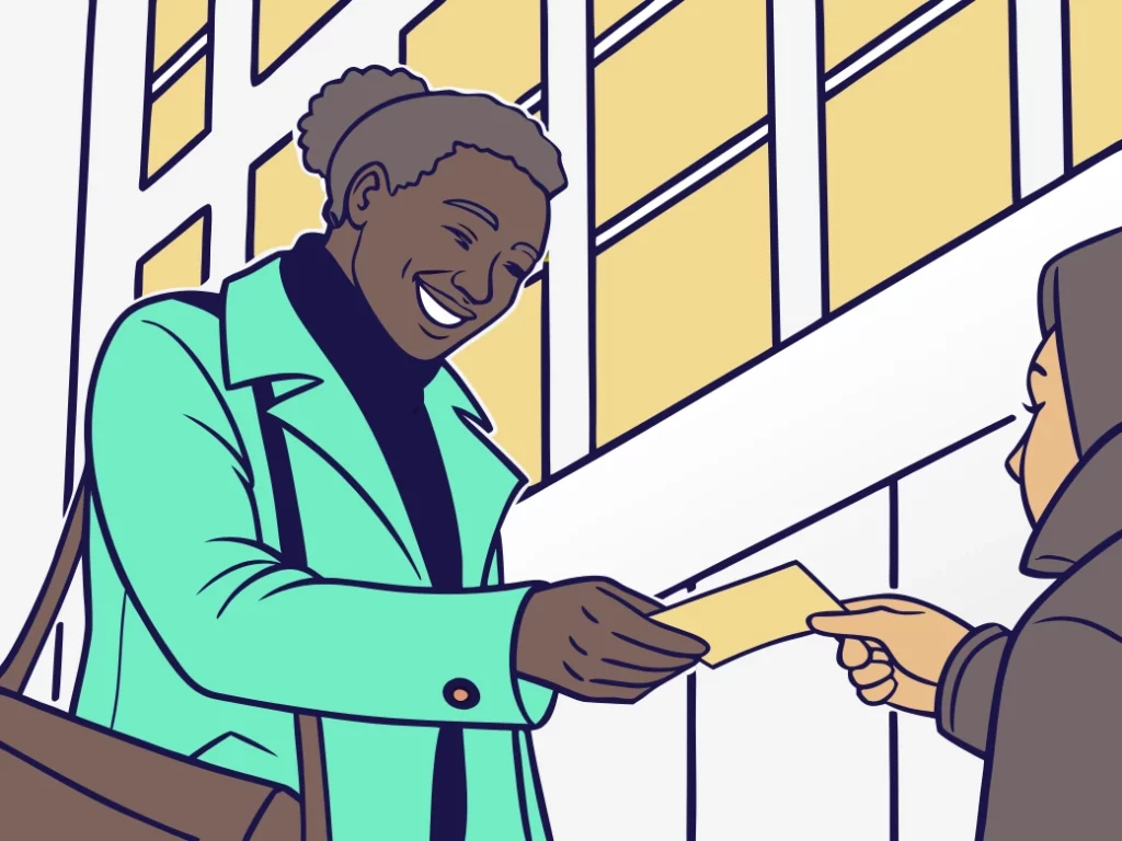 Ambassadeur de marque souriant tendant un flyer à un passant lors d’une opération de distribution signée Gaston Diffusion.