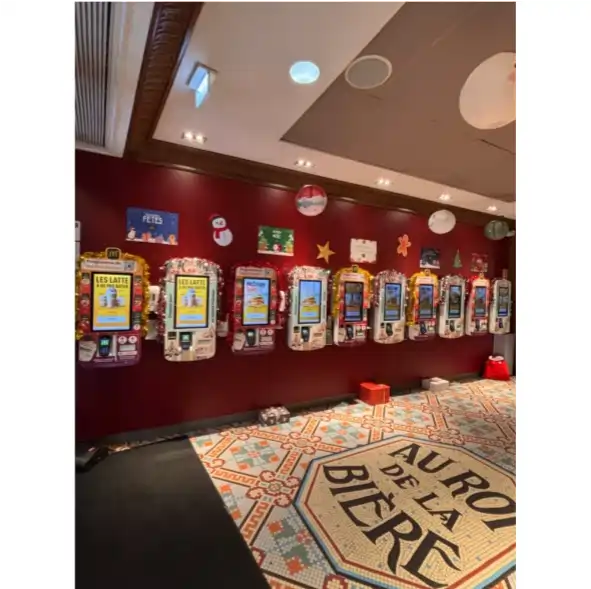 Décor de Noël installé en intérieur avec animation événementielle et dispositifs ludiques pour le public.