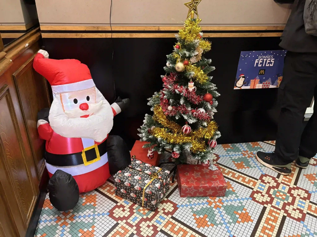 Décoration de Noël avec sapin, accessoires festifs et mise en ambiance événementielle.