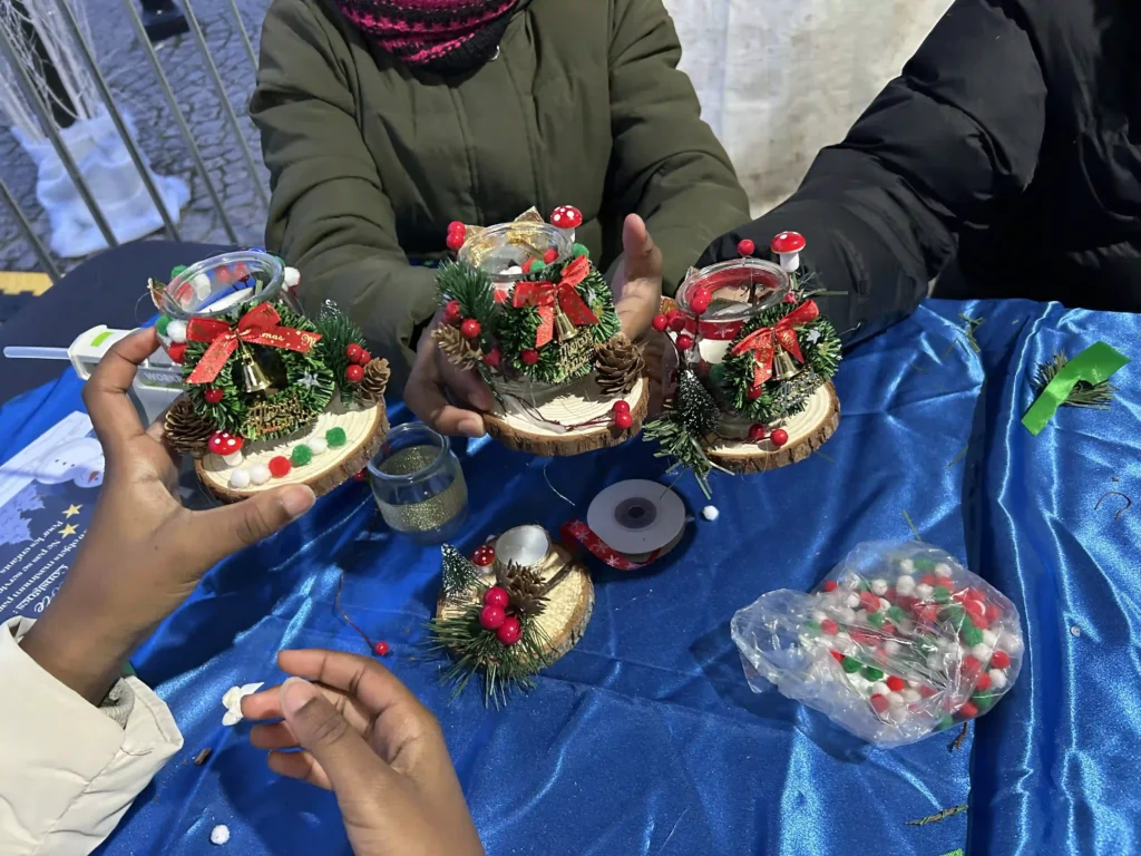 Atelier participatif de Noël avec fabrication de décorations artisanales par les participants.