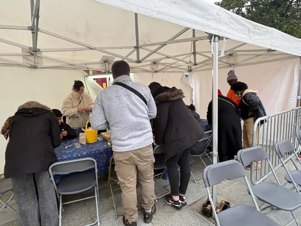 Animation participative organisée sous tente lors d’un événement de Noël en extérieur.